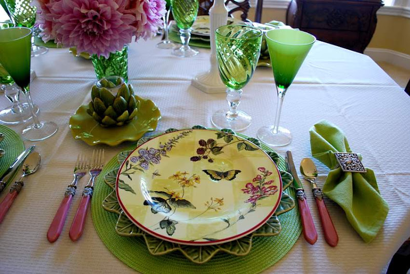 Ставить тарелку на стол. Красивая сервировка. Красивая посуда на столе. Красивая сервировка стола. Сервировка стола с зелеными тарелками.