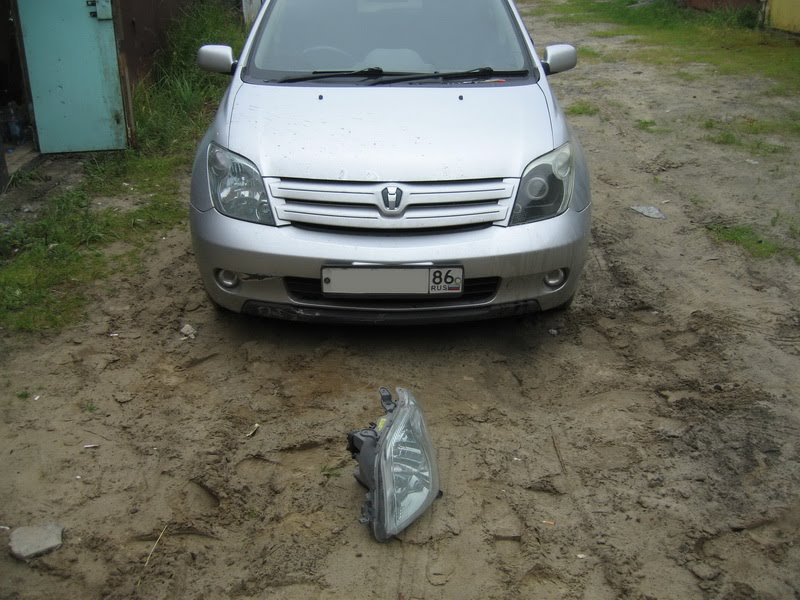 Лампа ближнего света тойота рав 4 2006. Ближний свет тойота ист. Vitz toyota 2000 лампочка ближнего света. Тойота ист лампочки в фары. Разъём в крышку фары ближнего света тойота камри v 30.