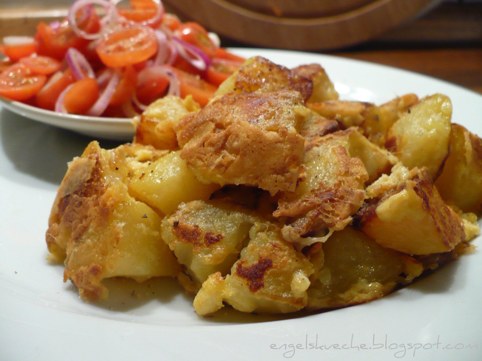 Essen aus Engelchens Küche: Bratkartoffeln mit Ei und Käse, dazu ...