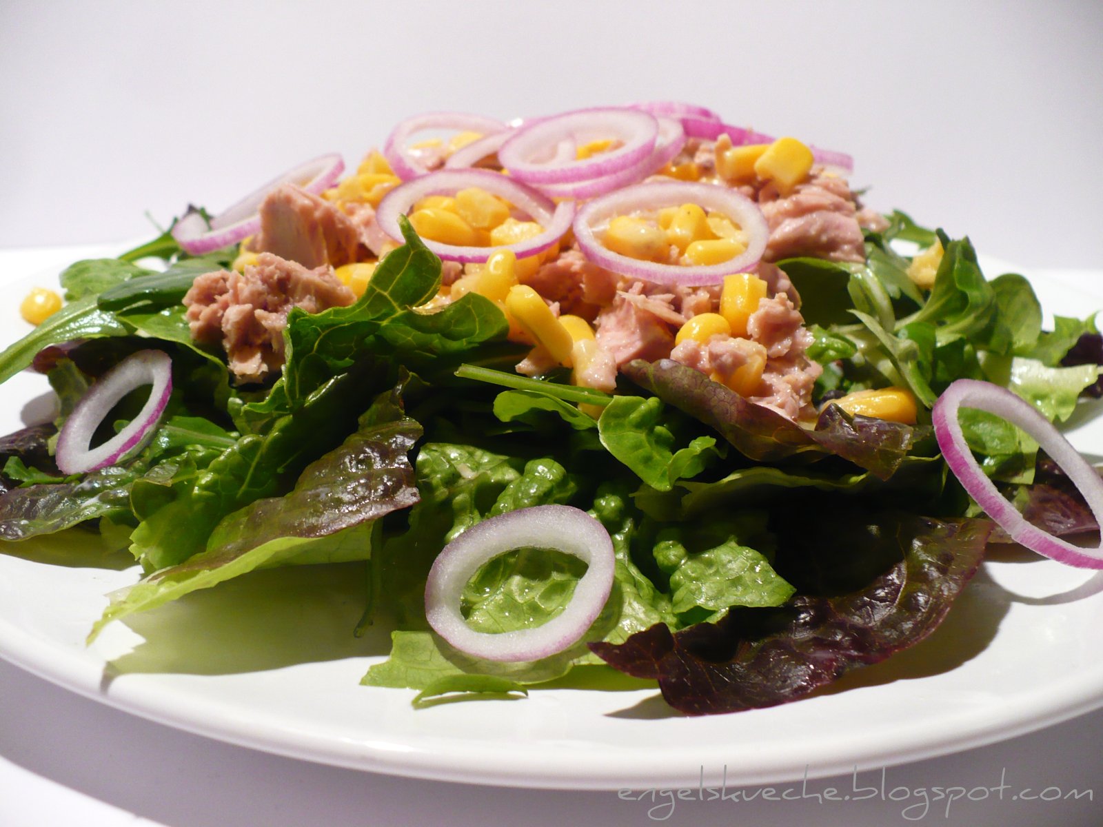 Essen aus Engelchens Küche: Salat mit Thunfisch, Mais und roten Zwiebeln