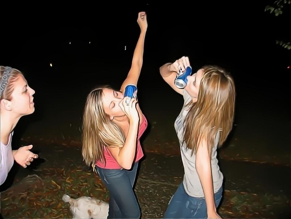 Девочка пьяна ее утешает бармен. Девушки подростки бухают. Молодые пьяные девочки.
