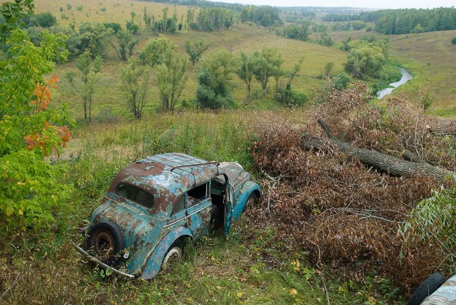 Заброшенный Запорожец в лесу