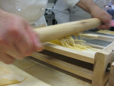 Cutting pasta with the Chitarra