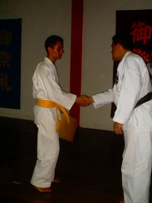el shijan dinino entregando el diploma de cinturon amarillo