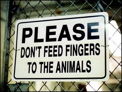dont-feed-fingers-to-animals.jpg