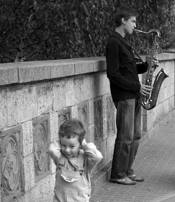 [funny-kids-photos-hate-the-sax-busker.jpg]