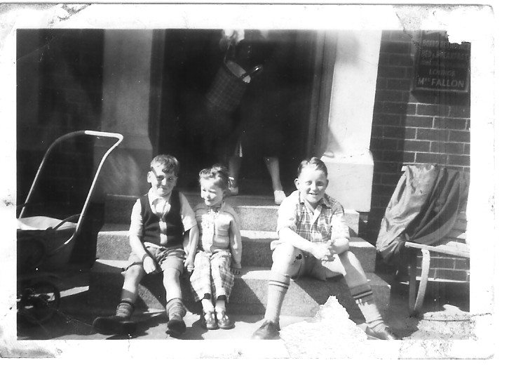 [Me+&+boys+Torquay.jpg]