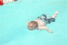 Parece conocer el agua o haber sido un nadador desde sus primeros días de nacimiento. Es el pequeño