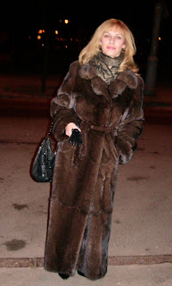 LA FOURRURE: Russian woman in fur coat
