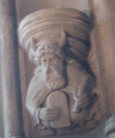 Изображение моисея с рогами почему