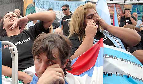 Pleurs des argentins après le verdict de La Haye