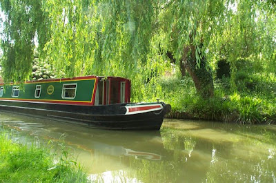 narrowboat on the canal at cropredy