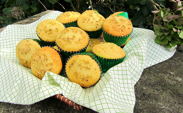 Turmeric &amp; Saffron: Yazdi Cupcakes (Cake Yazdi)