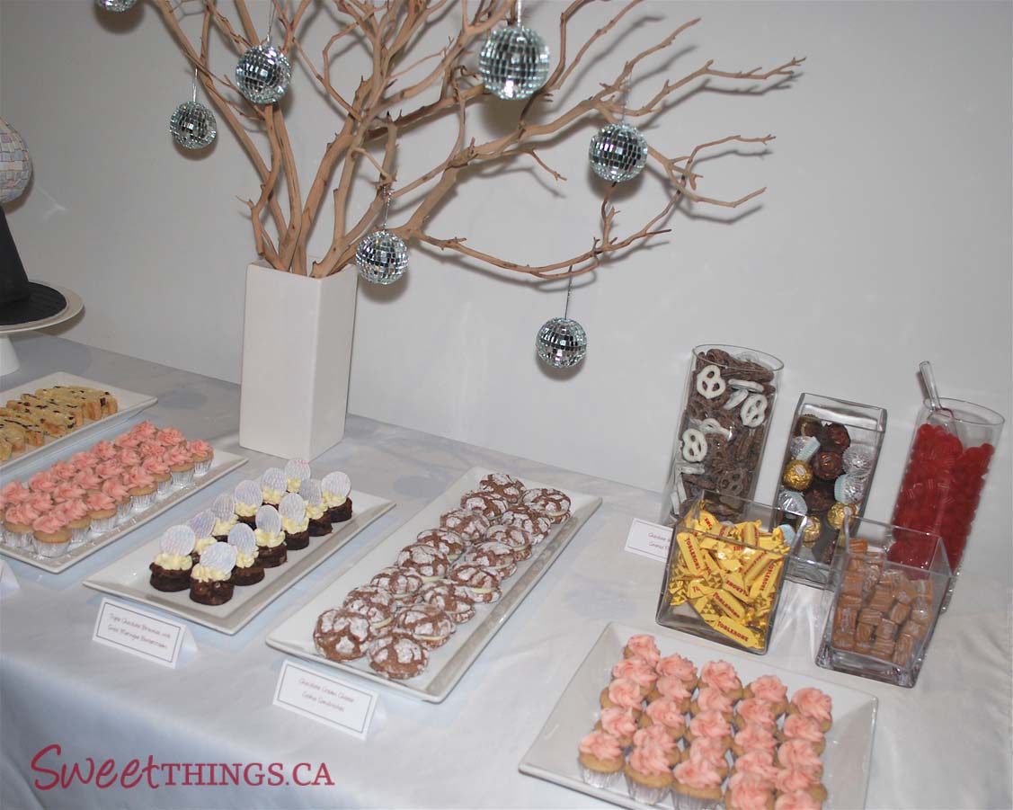 8 fun & simple ways to entertain on new year's eve SweetThings: New Years Eve Sweet Table