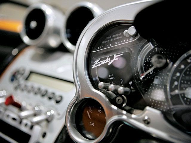 Pagani Zonda приборная панель