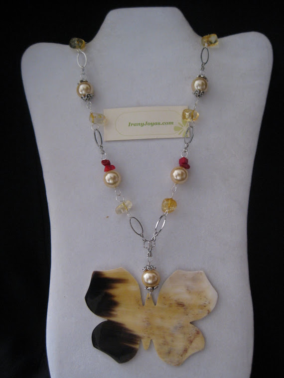 C10092 Collar Perlas, Cristales, Coral y Mariposa de Cuerno.