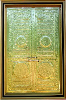 Gambar kaligrafi kuningan pintu ka'bah