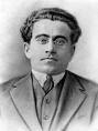 ANTONIO GRAMSCI nace en Alés, localidad de la isla de Cerdeña en 1891. Muere el 27 de abril de 1937
