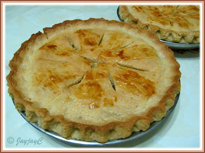 Apple Pie with green apples and raisins filling, ready to be served. Good for 8-12 servings
