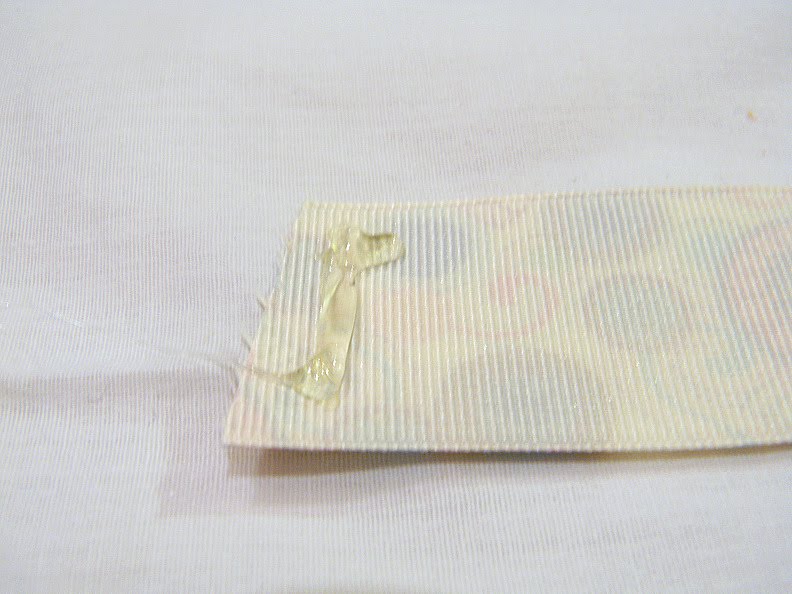 Lay one end of the elastic in the middle of the ribbon.