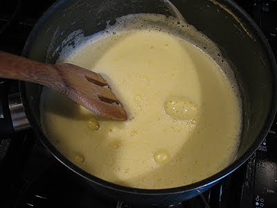 A cukor, só, tej és tojás fotója egy lábasban