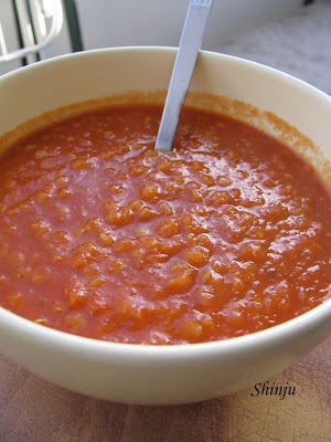 Pikantna zupa pomidorowa z czerwoną soczewicą