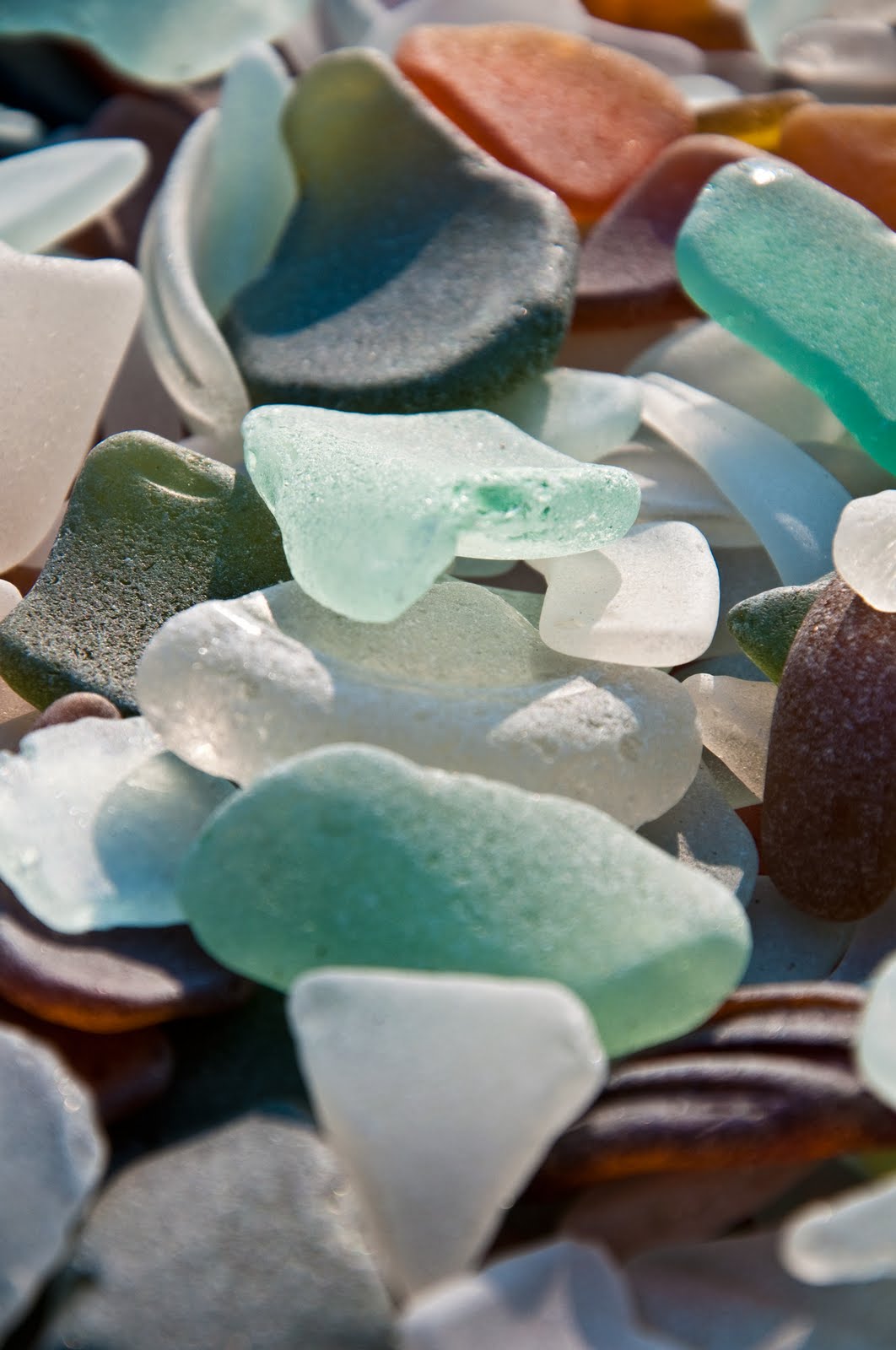 Стекло природный материал. Природное стекло. Стекло в природе. Кристаллы в морском Камне. Естественное стекло в природе.
