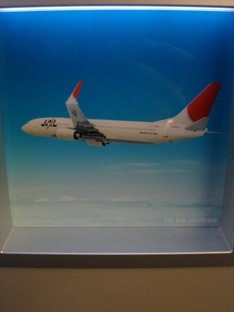 Japan Airlines (JAL) Sky Gallery 777-300ER (773) on JL061, Boeing 737-800