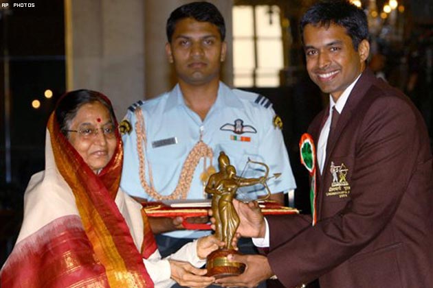 award dronacharya gopichand pullela receiving awards ratna khel rajiv gandhi badminton 2009 player gopi chand pratibha patil coach thiruvallikkeni insurer
