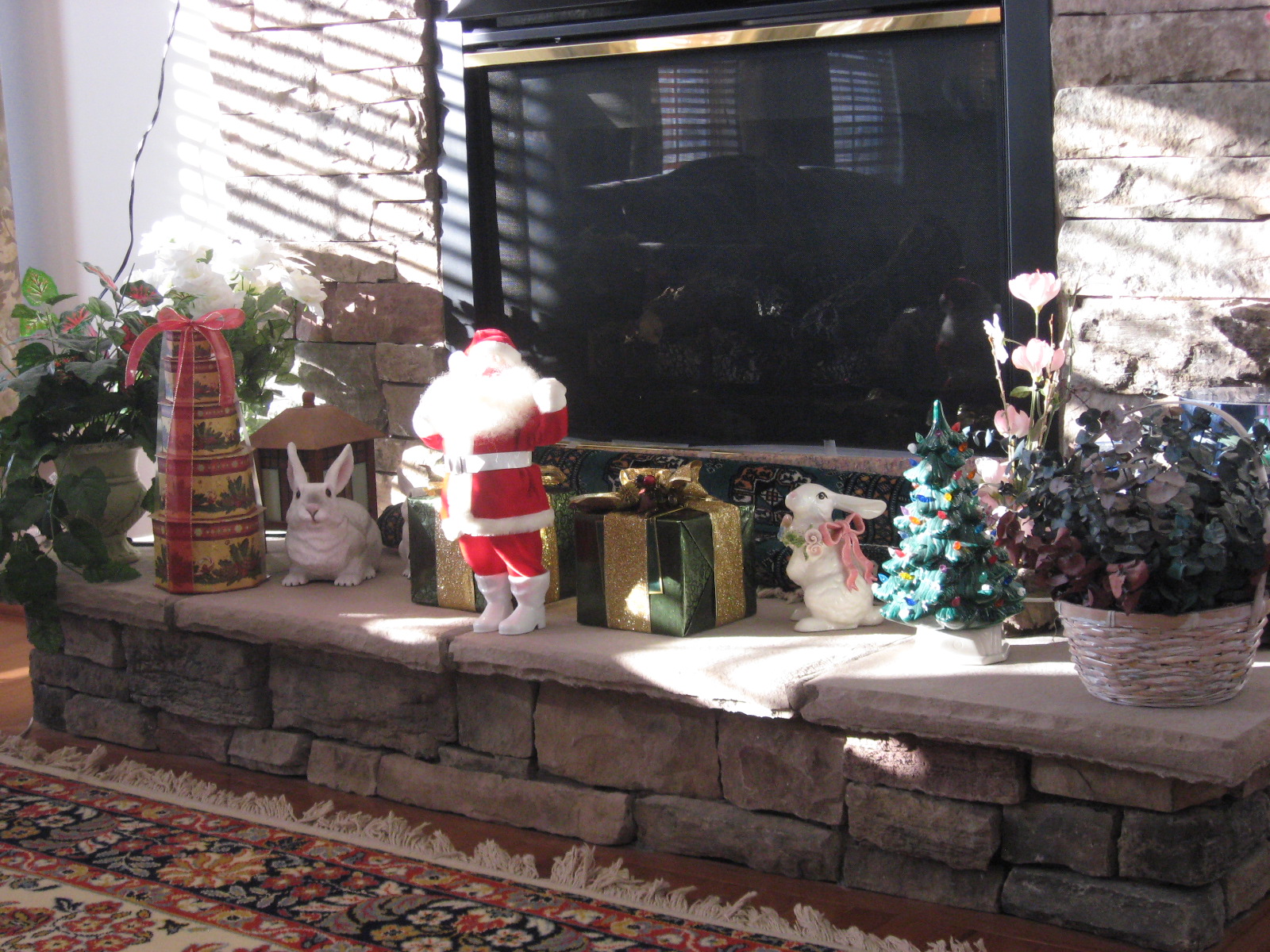 [Santa+on+the+fireplace.JPG]