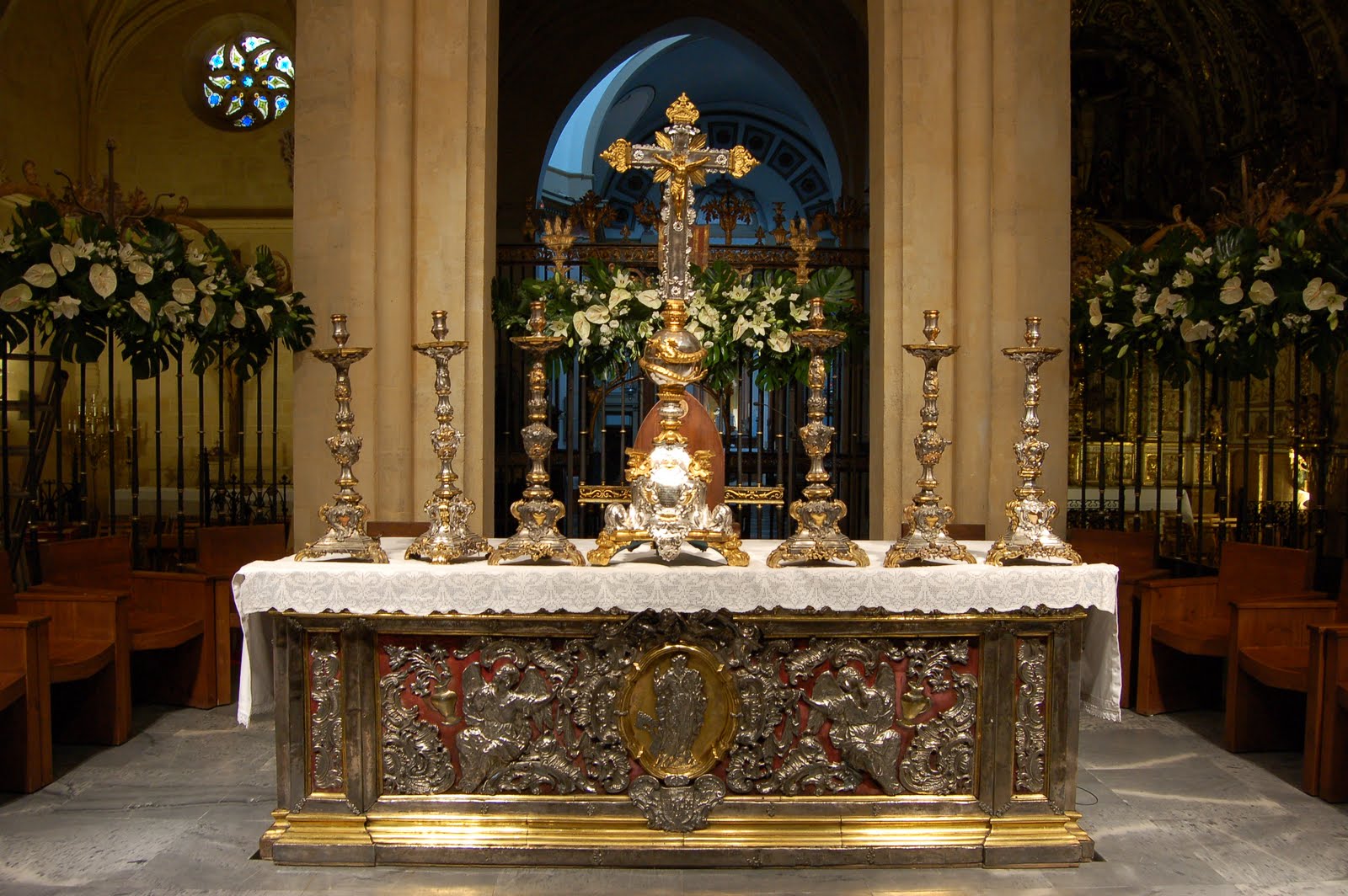 Ceremonia y rúbrica de la Iglesia española El altar (II) El templo