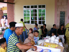 1430/2009 Abang Khir sibuk memeri Ice-Cream kepada anak cucu.