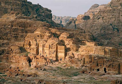 Antigua ciudad de Petra en Jordania, esculpida en roca
