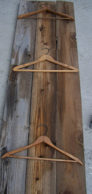 reclaimed wood towel rack http://bec4-beyondthepicketfence.blogspot.com/2010/09/just-hangin-out-project-2-of-my-4-in-5.html