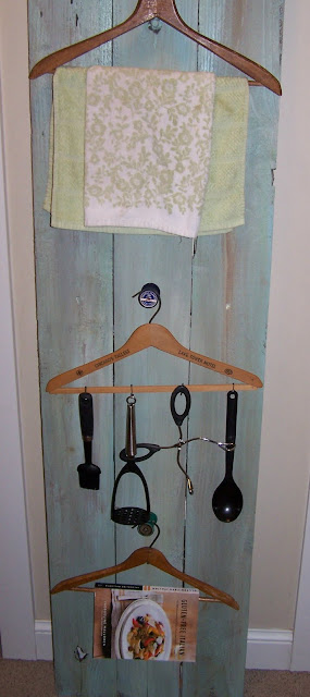 reclaimed wood towel rack http://bec4-beyondthepicketfence.blogspot.com/2010/09/just-hangin-out-project-2-of-my-4-in-5.html