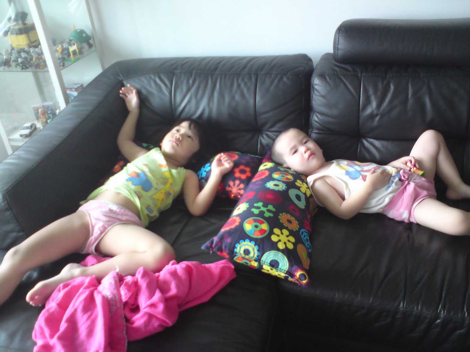 Дочка спал трусы. Спящие Голопопики Дочки. Маленькие Дочки в трусиках.