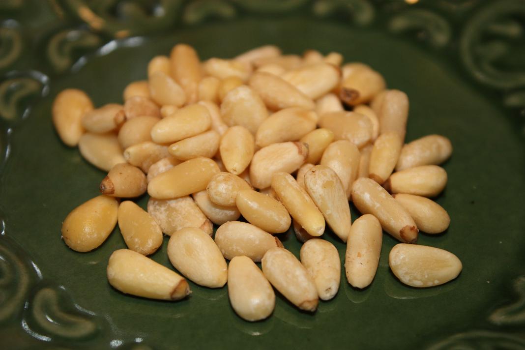 Кедровый орех seven nuts. Кедровый орех 500 гр. Моют ли очищенные кедровые орехи. Кедр 500 гр. Кедровый орех очищенный дары тайги.