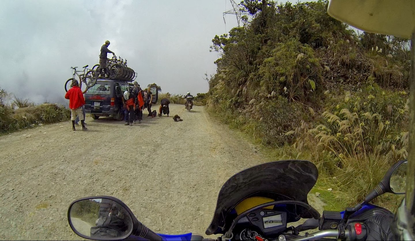 Ciclistas se aventuram na estrada da morte. Ciclistas se aventuram na estrada da morte.
