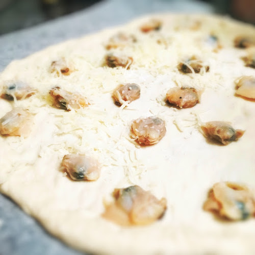 White Clam Pizza, seafood pizza, recipe, clam, pizza