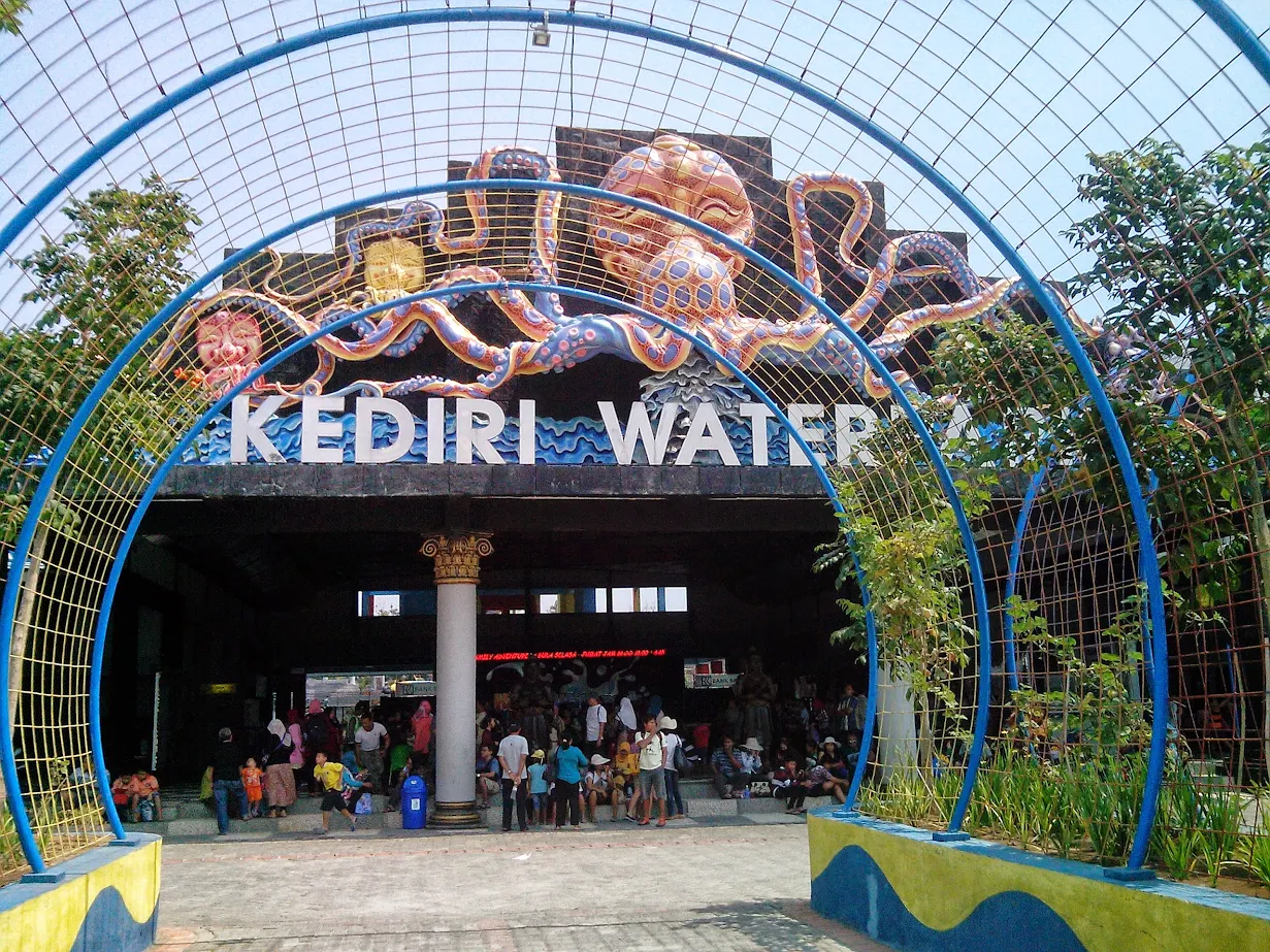 Foto Pintu gerbang Kediri Waterpark